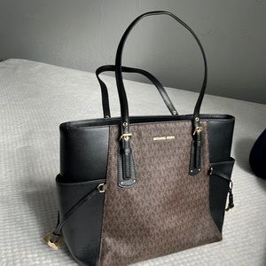 Like new condition, no stains, no rips and smoke free home.